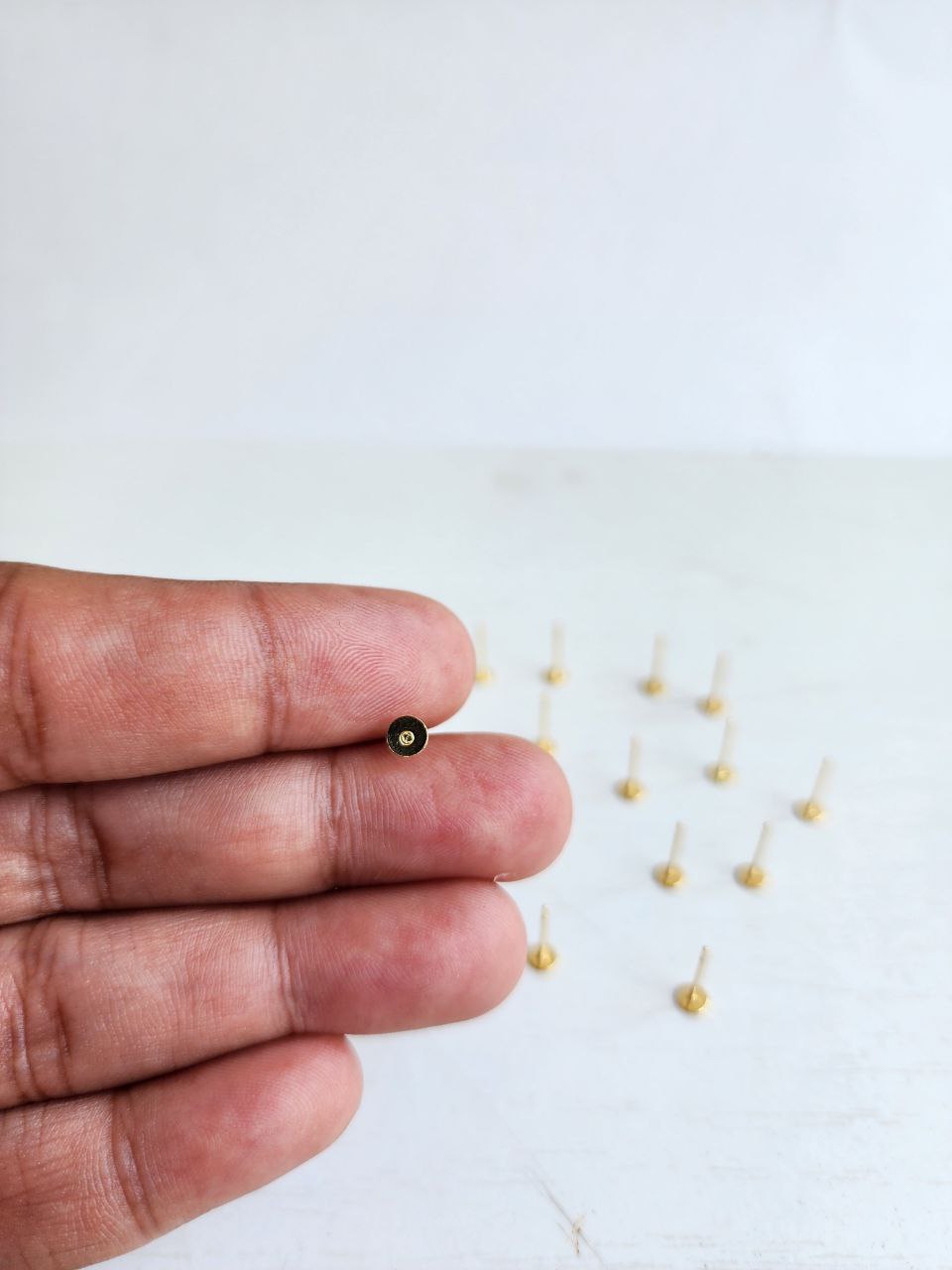 Post hipoalergénico con baño de oro 18k (10 piezas)