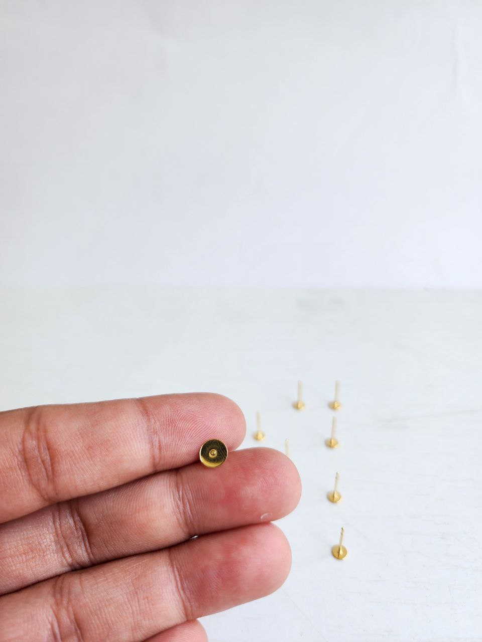 Post hipoalergénico con baño de oro 18k (10 piezas)