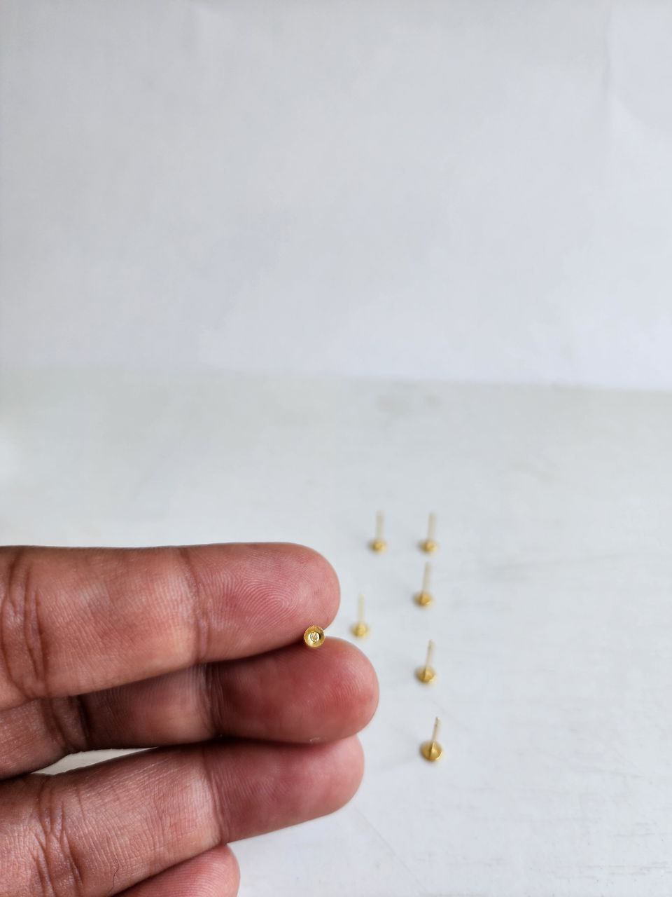 Post hipoalergénico con baño de oro 18k (10 piezas)