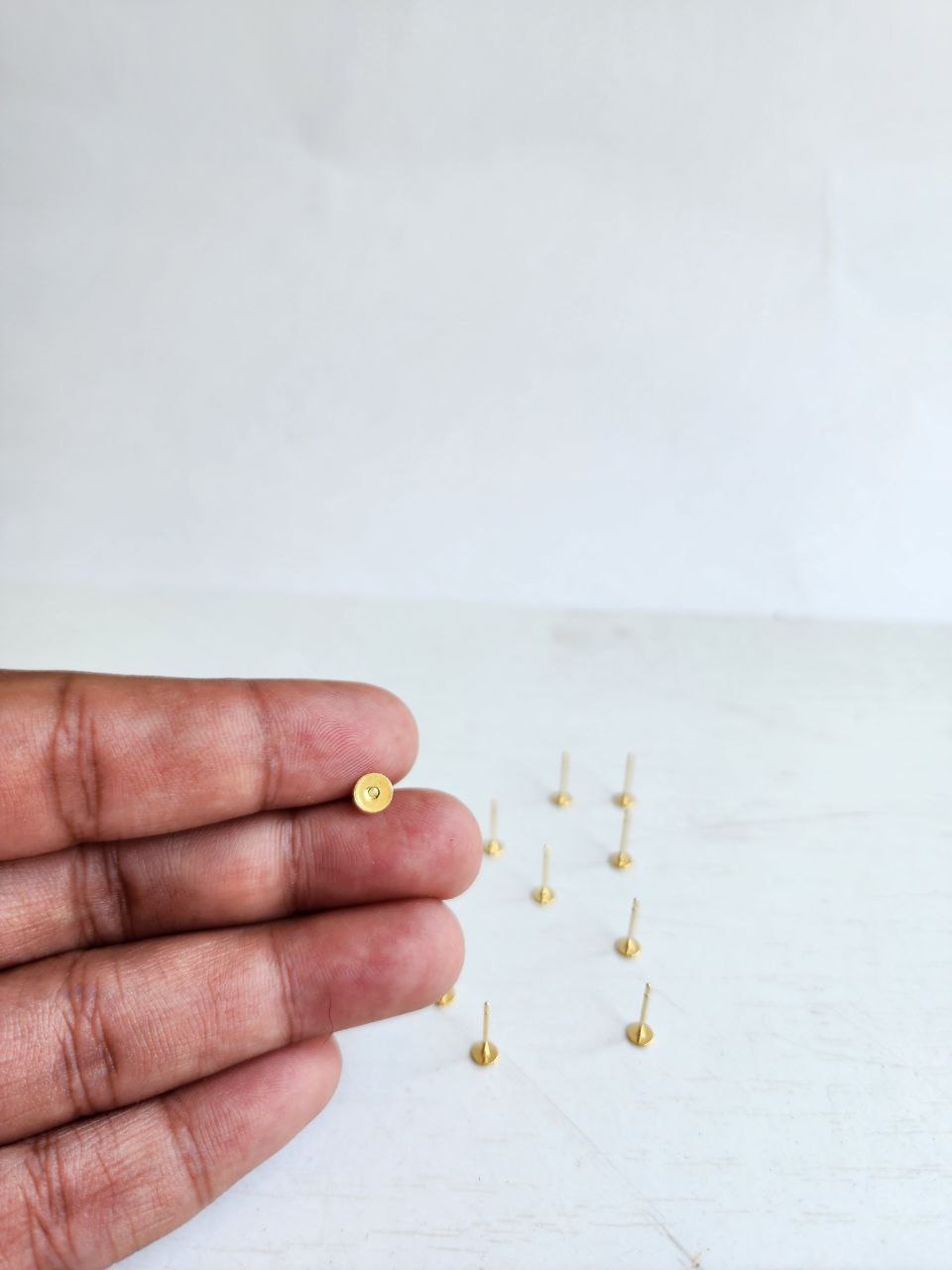 Post hipoalergénico con baño de oro 18k (10 piezas)
